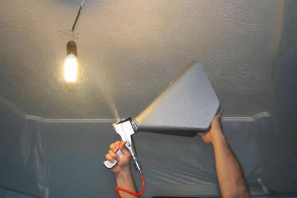 Наносим жидкие обои при помощи пульверизатора