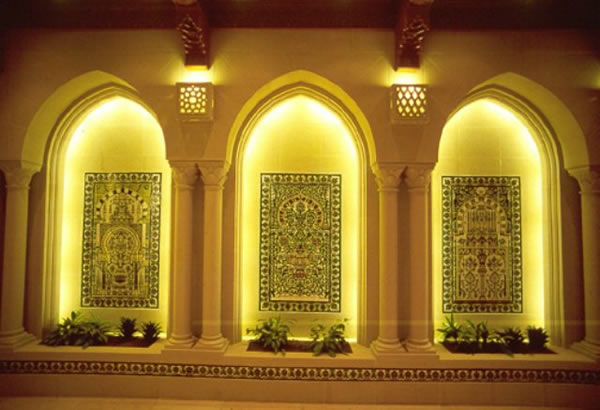 Азиатский интерьер со стрельчатыми нишами