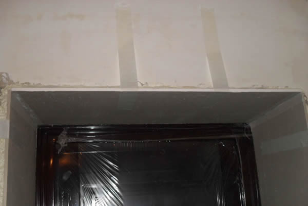 Панели откоса, зафиксированные скотчем