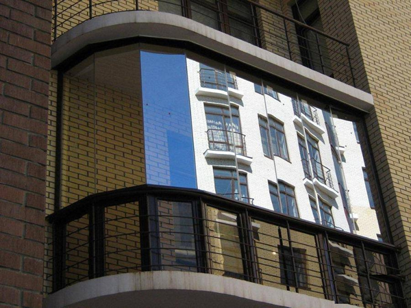 Красивый парапет украшает безрамное остекление