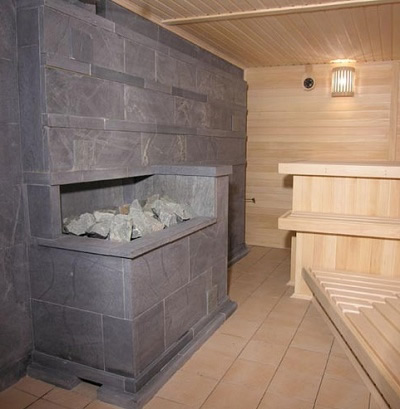 Отделка печи и прилегающей стены талькохлоритом