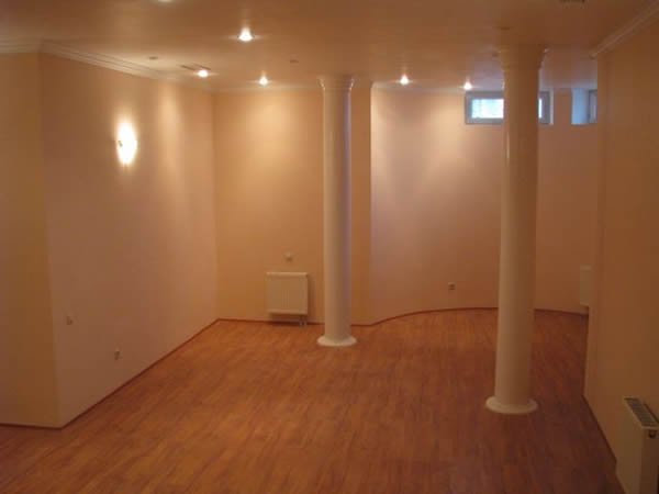 Штукатурные стены в подвальном помещении