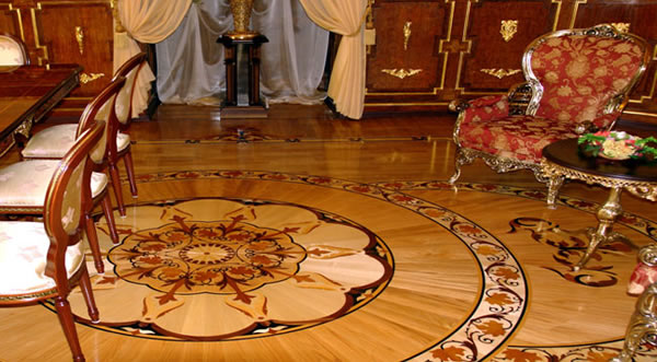 Паркетный пол гостиной деревянного дома