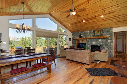 Варианты отделки потолка дачи