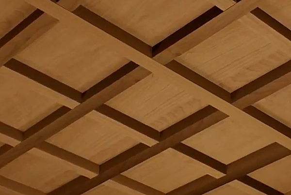 Фанерный потолок с решёткой из брусьев