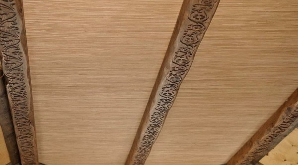 Резные балки и бамбуковое покрытие