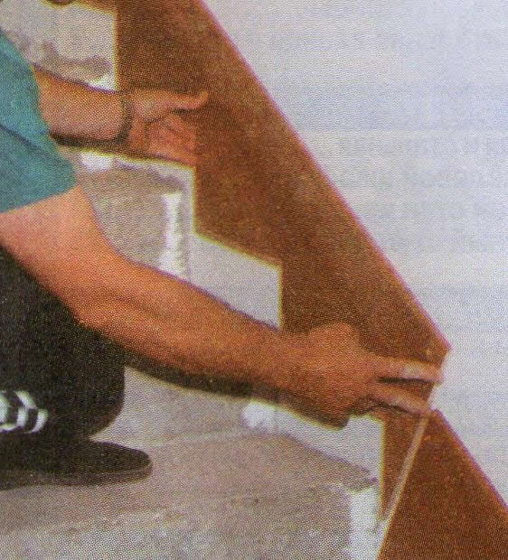 Отделка поверхности стены возле лестницы