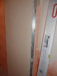 Проем дверей готовится под окраску или оклеивание обоями