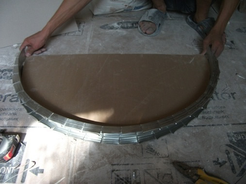 Производим крепление к гипсокартону профиля