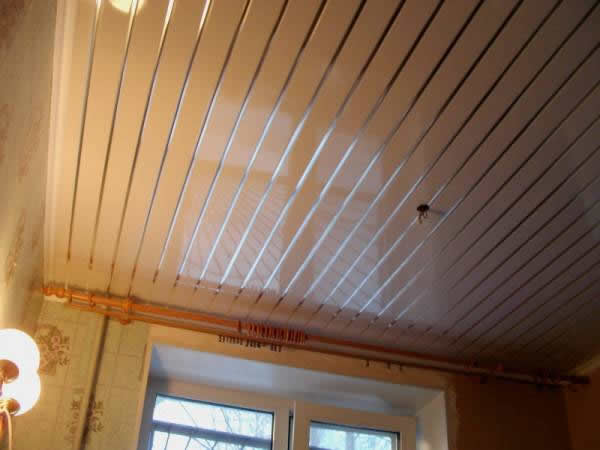 Потолок и стены, отделанные разными видами пластика