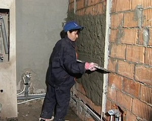 Делаем штукатурку стен гаража