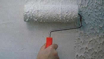 Нанесение жидких обоев при помощи валика