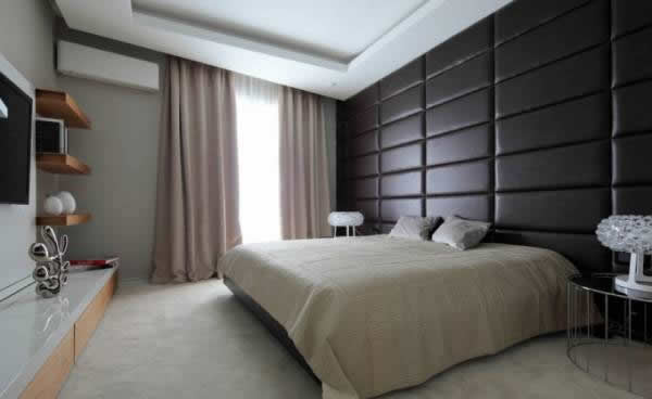 Отделка стены спальни кожаными панелями