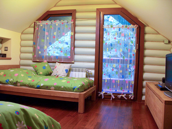 Отделка стыков брёвен декоративным канатом