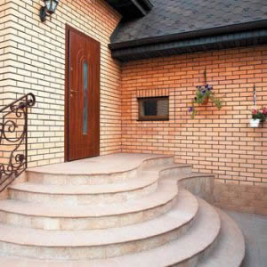 Отделка двери деревом и стеклом