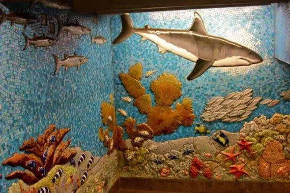 Панно на стенах бассейна