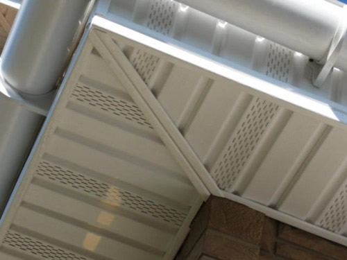 Подшивка свесов софитными панелями