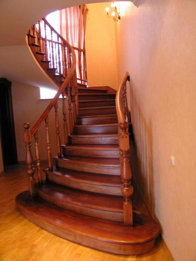 Полная деревянная отделка лестничной конструкции