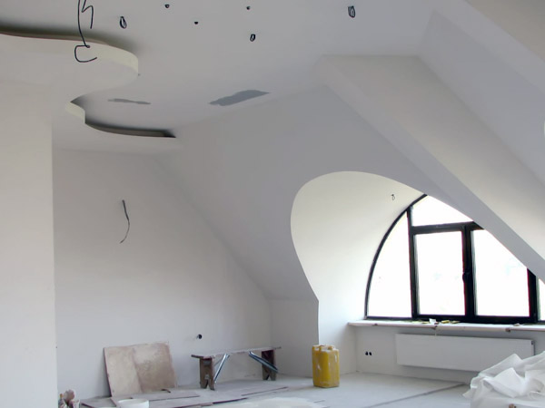 Помещение сложной конфигурации, облицованное гипроком