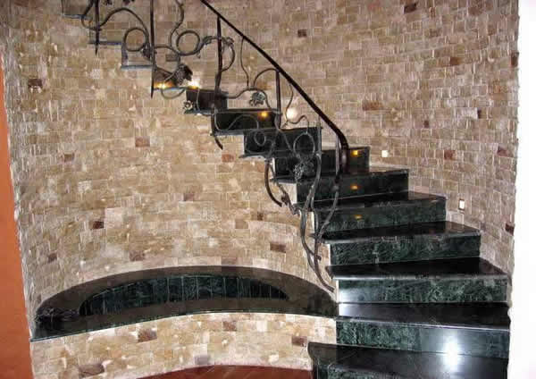 Помещение вестибюля с каменной облицовкой