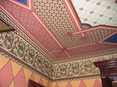 Потолок, отделанный водостойкими обоями в восточном стиле