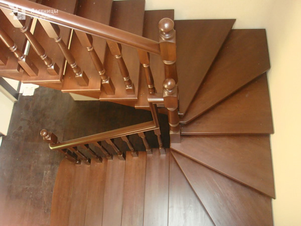 Поворотная лестница с забежными ступенями