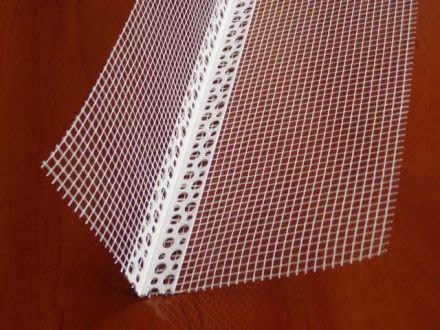 При отделке углов применяем перфорированный уголок