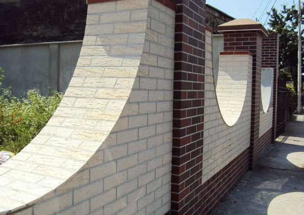 Пример облицовки забора плиткой