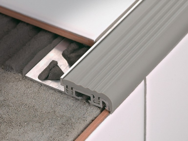 Профиль для ступеней с противоскользящей вставкой