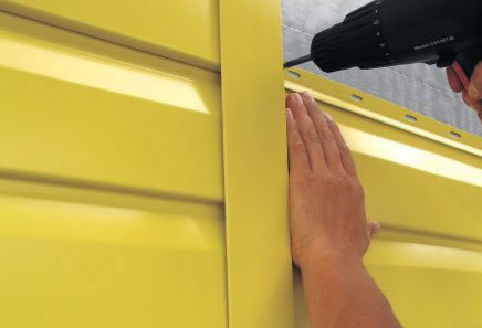 Профиль ставиться строго вертикально