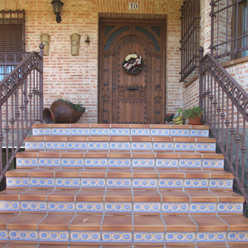 Проступи с орнаментом, как основное украшение лестницы