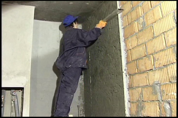 Распределяем, правильность нанесения раствора при помощи правила