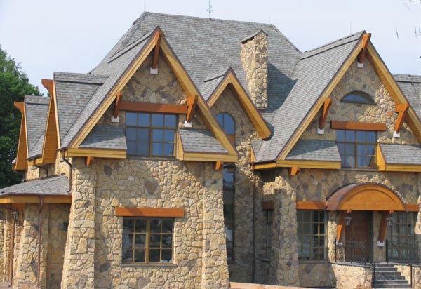 Рваный камень в облицовке фасада