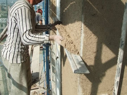 Штукатурка осуществляется по «маякам», а при необходимости нанесения толстого слоя используется армирующая сетка