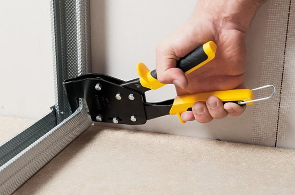 Соединение направляющего и стоечного профиля