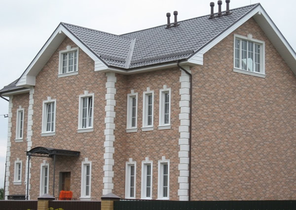 Фасад, облицованный фактурными панелями