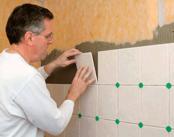 Установка кафеля на стенку