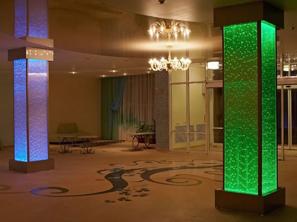 Стеклянные колонны с подсветкой