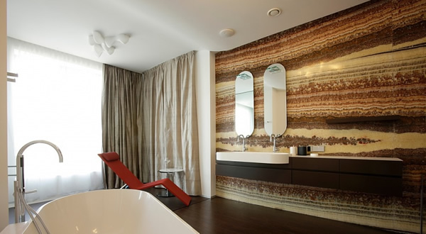 Стена ванной комнаты облицована ониксом