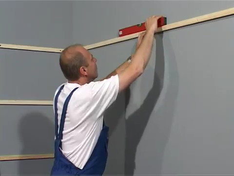 Поверяем правильность установки обрешетки