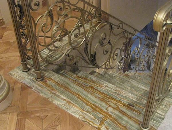 Ступени лестницы, облицованные ониксом