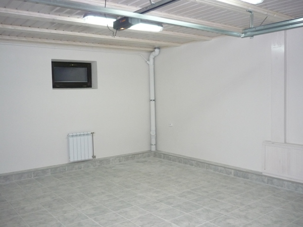 Оштукатуренные стены гаража