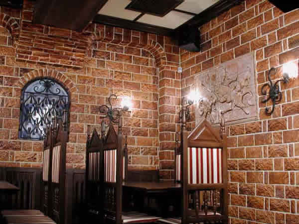 Терракотовая плитка в отделке стен ресторана