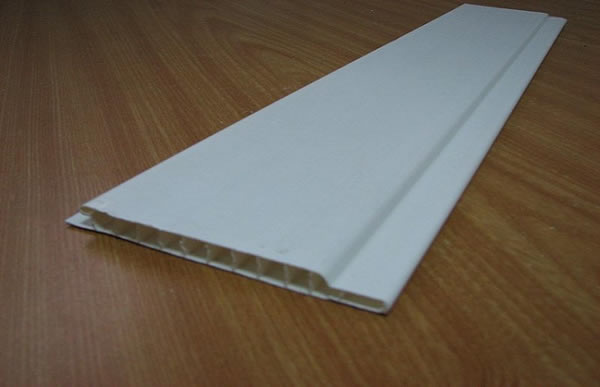 Торцевой срез пластиковой панели