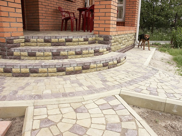 Тротуар мощенный рваным камнем