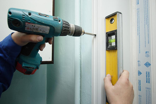 Тщательно устанавливаем первую планку