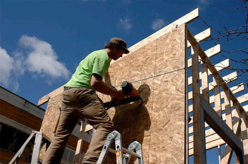 Универсальность использования ориентировано-стружечных плит просто не может не удивлять потребителей и ценителей их свойств