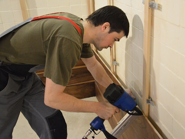 Установка деревянных панелей на бетон