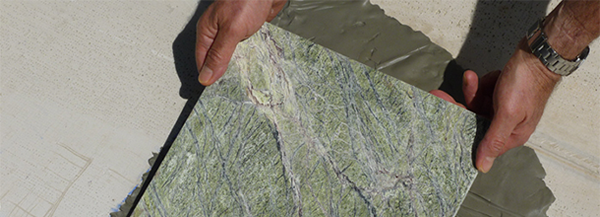 Установка мраморной плиты при помощи бетонной смеси