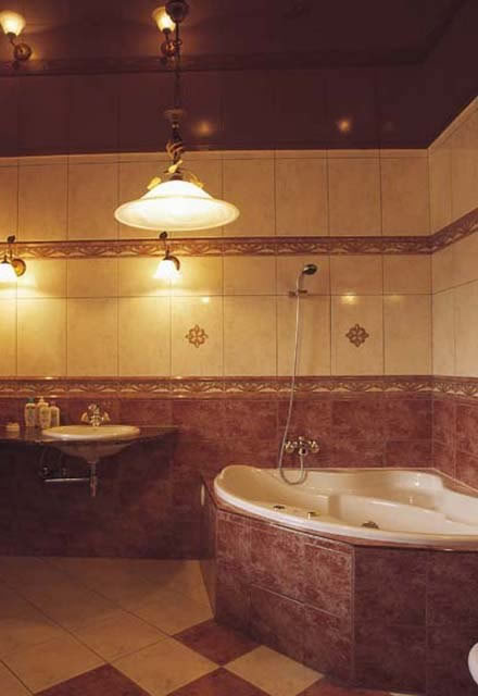 Установка светильников для натяжных потолков